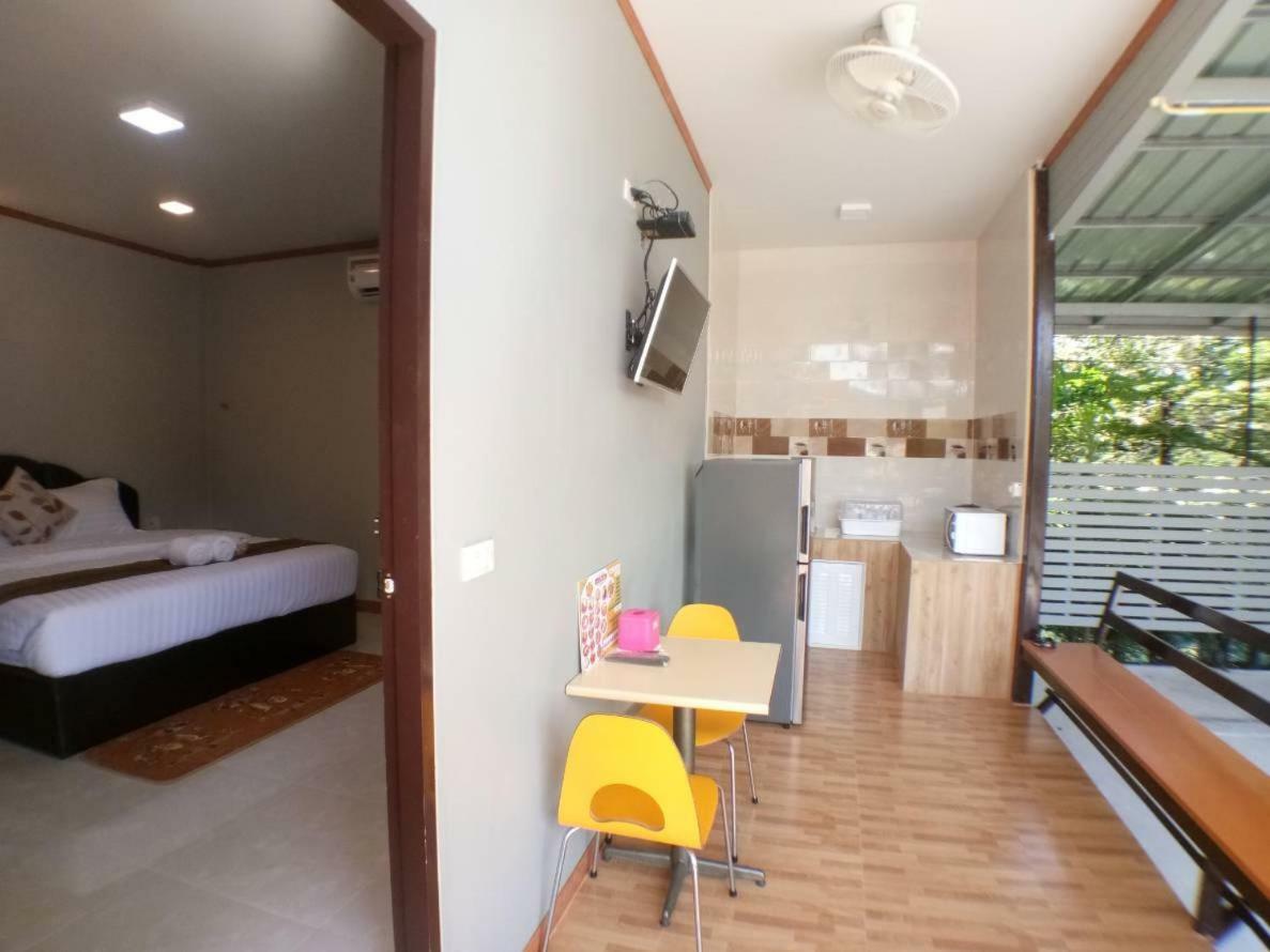 Hi Tech Resort Kabin Buri Exteriör bild